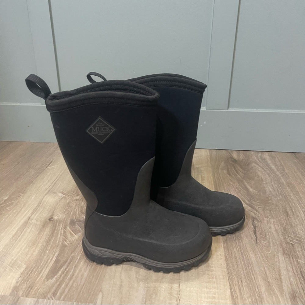 Muck boots black kids size 12